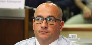 Carne sintetica, Coviello (FdI) replica a Leggieri (M5s): “Autolesionismo? Ricordiamo il Rdc e i banchi a rotelle”