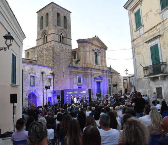 Grande successo a Irsina per l’anteprima de “Il Libro Possibile”: una Piazza Cattedrale gremita tra cultura, orgoglio e identità